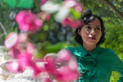 La escritora Brenda Navarro en la librería  U-Tópicas en la Colonía Coyoacán en la Ciudad de México el 25 de abril de 2022.