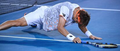 Ferrer sufre una caída en el duelo ante Murray.