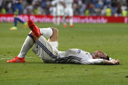 El centrocampista galés del Real Madrid, Gareth Bale, se tumba en el suelo tras la finalización del encuentro.