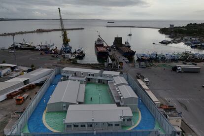 Una veduta aerea del primo centro di accoglienza italiano per migranti nel porto albanese di Shinjin, dove sbarcano, vengono identificati e poi trasferiti in un campo di detenzione a Kjadar.