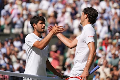 Taylor Fritz felicita a Carlos Alcaraz.