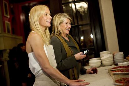 La pelea por el trono en la industria del ‘life style’ comenzó en 2014, cuando Martha Stewart sintió que su reinado corría peligro con la llegada de Gwyneth Paltrow. Durante una entrevista con la revista ‘Porter’, la corredora de Bolsa convertida en la ama del mundo del estilo criticó arduamente a Goop, la web de la actriz. “Ella debería quedarse callada.  Es una estrella de Hollywwod. Si tuviera confianza en su carrera como actriz no estaría intentando convertirse en la próxima Martha Stewart”. Días después, la oscarizada intérprete dijo que se había quedado en “shock” tras leer lo que había dicho de ella, pero que, sin embargo, estaba feliz con la idea de que Stewart la considerara como competencia. </br> Goop ha sobrevivido a todos los escándalos que provocan los consejos de Paltrow y la batalla entre estas dos grandes estrellas 
