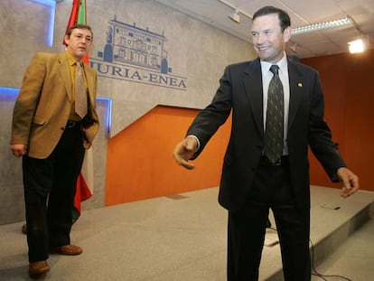 Ibarretxe (a la derecha), con Joseba García Bengoetxea, al comienzo de una reunión con periodistas en abril de 2006.