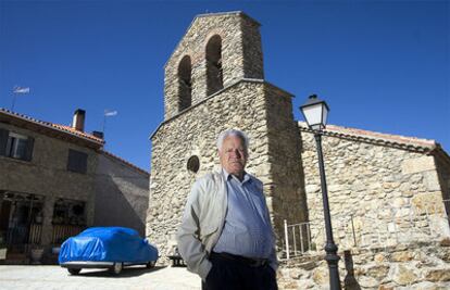 El alcalde de La Acebeda, Adolfo Hernán, ante la Iglesia en la que desaparecieron las obras.