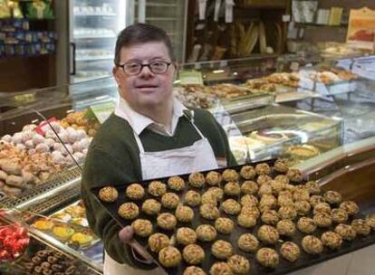 Amadeu Vallvé, en la pastelería de su familia, en el barrio de Gràcia de Barcelona.