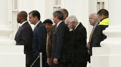 Los senadores Ted Cruz y John McCain abandonan la Casa Blanca tras reunirse con Barack Obama.