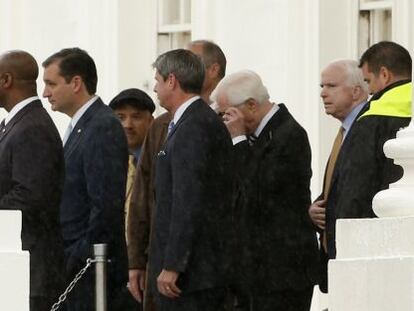 Los senadores Ted Cruz y John McCain abandonan la Casa Blanca tras reunirse con Barack Obama.