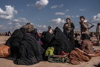 La comandante siria Lilwa Abdulá (en el centro) conversa con mujeres del ISIS evacuadas del reducto yihadista sirio de  Baguz el pasado 6 de marzo