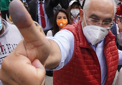 Carlos Mesa, expresidente y candidato por Comunidad Ciudadana, muestra su dedo marcado tras votar en La Paz.