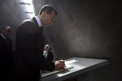 El canciller austríaco, Christian Kern, firma en el libro de autoridades del museo del Holocausto Yad Vashem, con motivo del Día del Recuerdo del Holocausto, en Jersusalén (Israel), el 24 de abril de 2017.