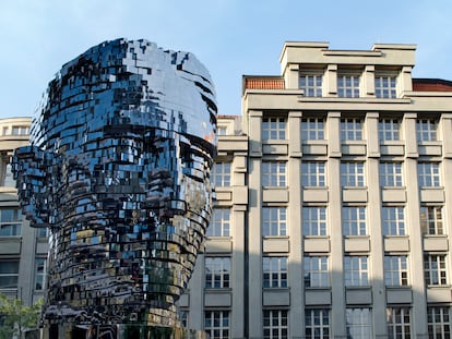 'La metamorfosis' (2014), en Praga, obra cinética de 11 metros de altura del escultor checo David Cerny que representa a Franz Kafka y cuyas 42 secciones van rotando a distintas frecuencias descomponiendo su rostro.