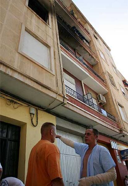 El padre del joven lituano fallecido, ante su casa.