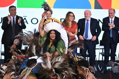La nueva ministra de los Pueblos Indígenas de Brasil, Sonia Guajajara, toma posesión de su cargo. 