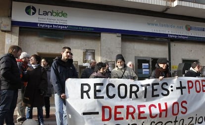 Un grupo de parados protesta contra los recortes sociales frente al Servicio vasco de desempleo, Lanbide, en Barakaldo