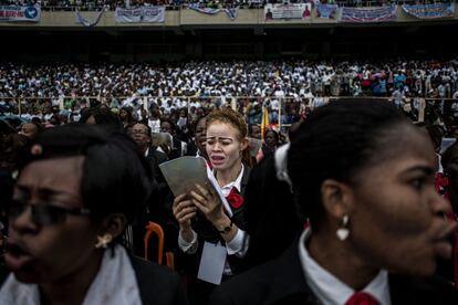 Un coro católico entona cánticos durante la inauguración, el pasado domingo, del nuevo arzobispado de Kinsasa (República Democrática del Congo).