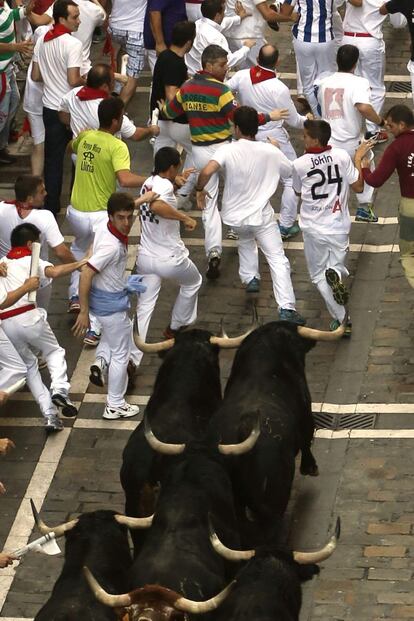 Los mozos corren, por la calle de la Estafeta, delante de los toros de la ganadería salmantina de Valdefresno que han protagonizado el tercer encierro de los sanfermines, el cual ha resultado rápido y muy peligroso, al quedar un toro suelto en cabeza ya desde el primer tramo del recorrido.