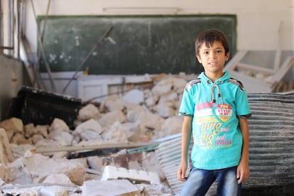 Em 10 de agosto de 2016, um menino deslocado do bairro de Al Hamadaniyah, na parte ocidental de Alepo, estava alojado em uma escola transformada em abrigo. No final daquele mês, na parte oriental de Alepo, cerca de 100.000 crianças permaneciam bloqueadas. A água tinha parado de fluir pela rede pública, porque o gerador da principal estação de bombeamento precisava ser consertado. O Unicef não tinha acesso seguro para fornecer a assistência humanitária urgente necessária na área.