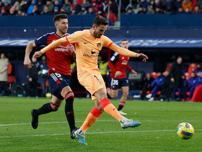 Saul marca el gol del Atlético de Madrid en el partido contra Osasuna, en El Sadar este domingo.