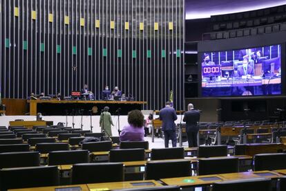 Do plenário, parlamentares acompanham fala de deputado na tribuna da Câmara, em 21 de setembro.