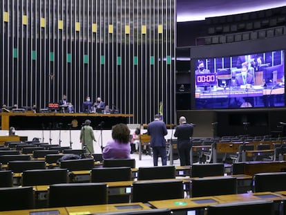 Do plenário, parlamentares acompanham fala de deputado na tribuna da Câmara, em 21 de setembro.