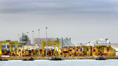 Contenedores de mercanc&iacute;a en el puerto de Valencia