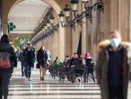 LOGROÑO, 29/11/2020.- Logroño ha amanecido este domingo 29 de noviembre como cualquier otro, con la ciudad despertando poco a poco, pero con la novedad de poder ver bares, cafeterías y restaurantes abiertos después de un mes de cierre y así la capital riojana ha empezado a recuperar su "pulso", aunque solo lo ha hecho a medio gas, porque algunos establecimientos han optado por no levantar la persiana. EFE/Raquel Manzanares