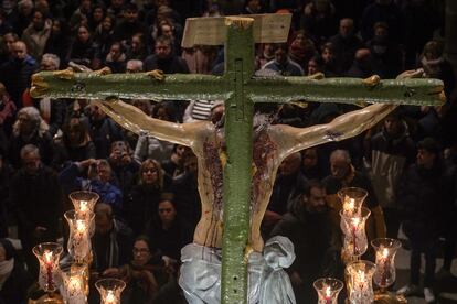 Vía Crucis en el interior de la Catedral de El Salvador de Ávila, este viernes.