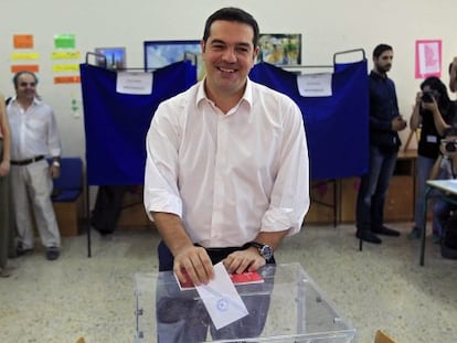 Alexis Tsipras, vota en las elecciones parlamentarias celebradas en Grecia. 