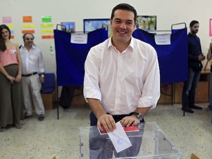 Alexis Tsipras, vota en las elecciones parlamentarias celebradas en Grecia. 