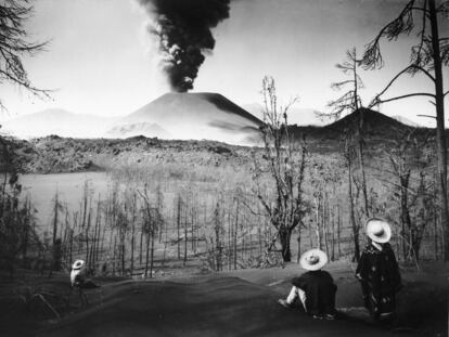 El volcán Paricutín expulsando cenizas en 1950.