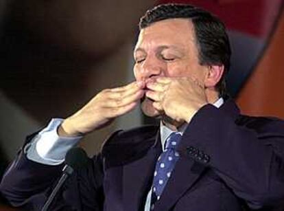 José Manuel Durão Barroso saluda a sus simpatizantes tras anunciar su victoria.