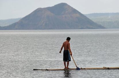 Detrás de este pescador, en el lago de la ciudad de Talisay, en la provincia de Batangas, al sur de Manila, Filipinas, se ve el cráter del volcán Taal. Ha tenido 33 erupciones en la historia, la última registrada en 1977. Esta imagen fue tomada en 2011.