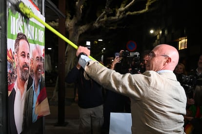 Jorge Buxadé, cabeza de lista de Vox para las elecciones europeas, pega un cartel durante el inicia de la campaña electoral europea celebrado en Burgos, el 23 de mayo.