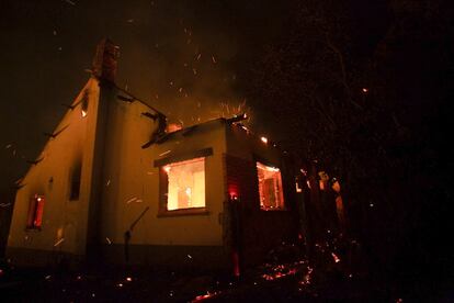Una casa en llamas en la región en Las Golondrinas, provincia de Chubut, Argentina, este miércoles.