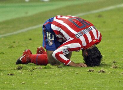 Agüero se queja tras una acción en la que resultó lesionado.