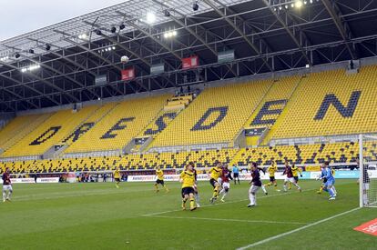 El Dínamo de Dresde y el Ingolstadt, de la Segunda División alemana, se disputó a puerta cerrada por los disturbios de los hinchas locales en el pasado partido de Copa ante el Borussia Dortmund.