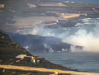 Delta formado por la lava saliendo al mar en la costa de Tazacorte, en La Palma.