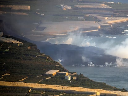 Plataforma formada pela lava ao entrar no oceano, nesta quarta-feira.