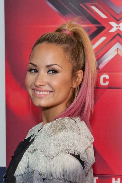 El rosa también ha llegado a la ex princesa Disney Demi Lovato. La cantante y actriz se ha añadido unos detalles de este color en las puntas de su melena.