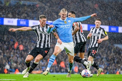 Steven Botman hostiga a Erling Haaland este sábado en el City-Newcastle de FA Cup.