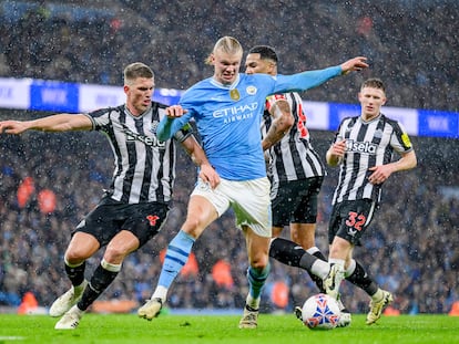 Steven Botman hostiga a Erling Haaland este sábado en el City-Newcastle de FA Cup.