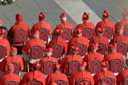 Un grupo de cardenales asisten al acto de nombramiento de nuevos purpurados en la plaza de San Pedro en septiembre de 2023, en Roma.