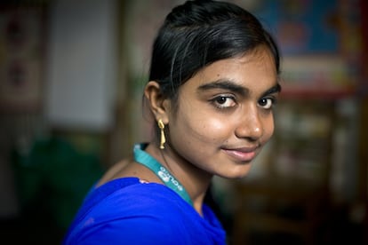 Mousumi Lataa, de 19 años, fue secuestrada por sus padres –así lo dice ella- cuando tenía 13 para casarla con un divorciado de 30. Sin más ayuda que su propio deseo de escapar para cumplir su sueño convertirse en doctora, se subió a una barcaza desde el pueblo al que se la habían llevado para llegar a Dacca, donde la acogió un antiguo vecino. Una de las críticas que hace Human Right Watch en su informe 'El matrimonio infantil en Bangladesh' es que el Gobierno no ofrece ningún tipo de apoyo a las niñas como Mousumi que se niegan a contraer matrimonio.