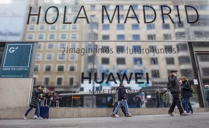 Tienda de Huawei en la Gran Vía de Madrid.