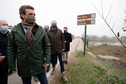 El presidente del PP, Pablo Casado, visita las localidades de Monzalbarba y Alfocea, afectadas por la crecida del Ebro, el domingo.