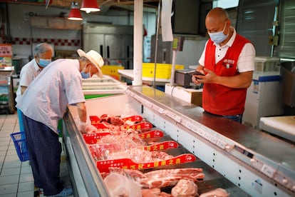 Elderly people inside a supermarket