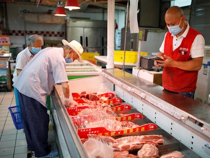 Dos ancianos compran carne en un supermercado de Pekín (China), en junio de 2020.