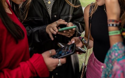 Un grupo de chicas jvenes revisan sus cuentas de Instagram en un parque de Las Rozas en Madrid.