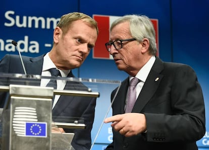 Donald Tusk (izquierda) y Jean-Claude Juncker, presidentes respectivos del Consejo y de la Comisi&oacute;n Europea, el 30 de octubre. 