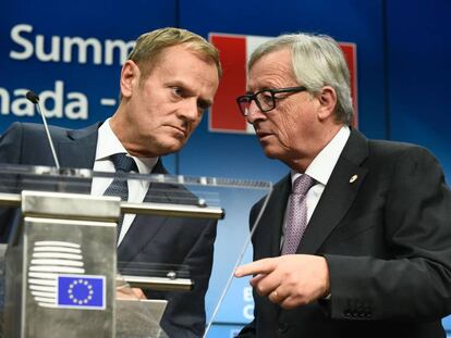 Donald Tusk (izquierda) y Jean-Claude Juncker, presidentes respectivos del Consejo y de la Comisi&oacute;n Europea, el 30 de octubre. 